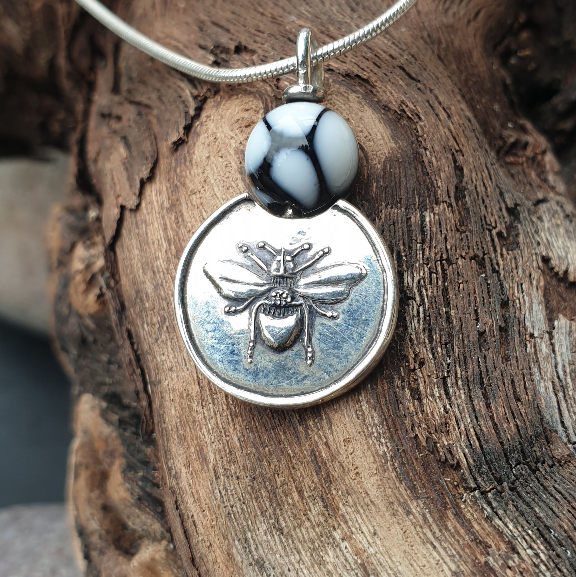 Médaillon : l'abeille