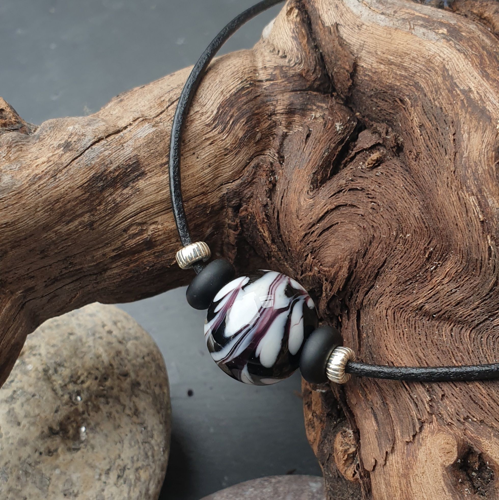 Collier en perle en verre noir et blanc