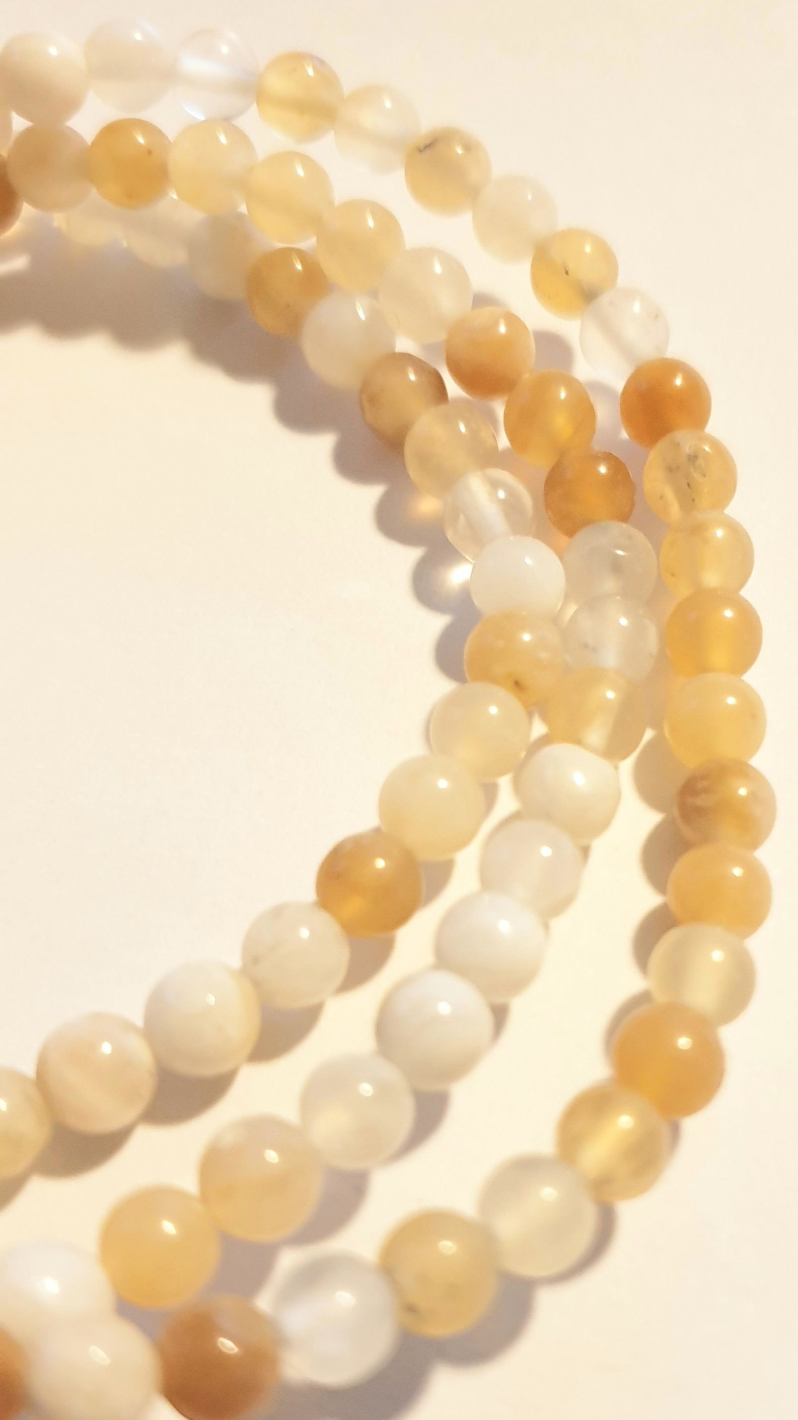 Bracelet en opale sur fil élastique - 4mm