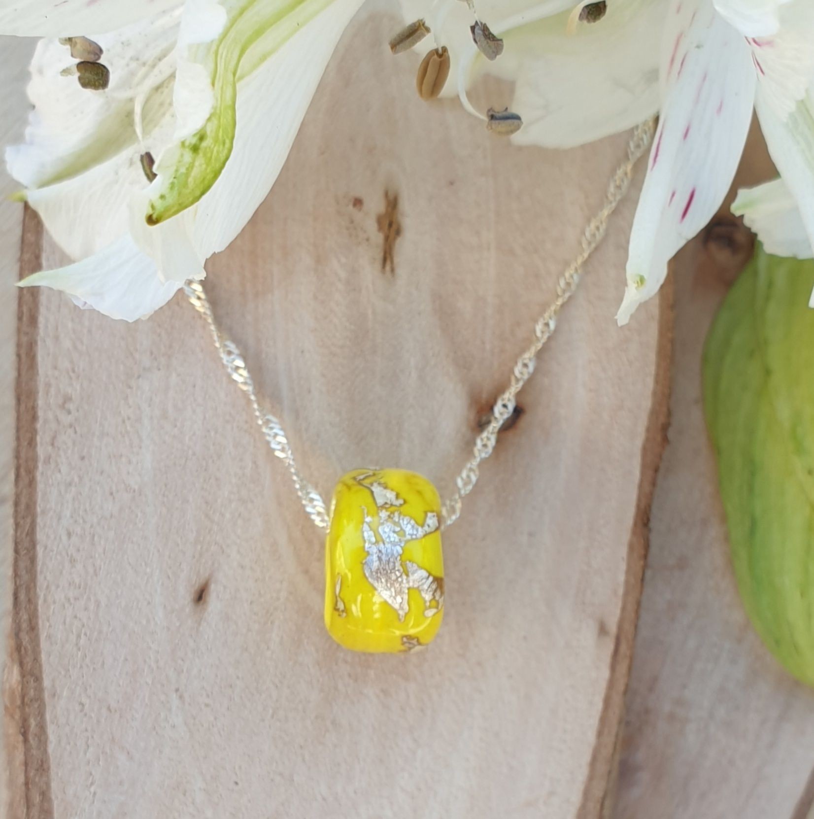 "Pendentif "les interchangebles" 3 perles en verre bleu / jaune/brun feuille d'argent et feuille d'argent"