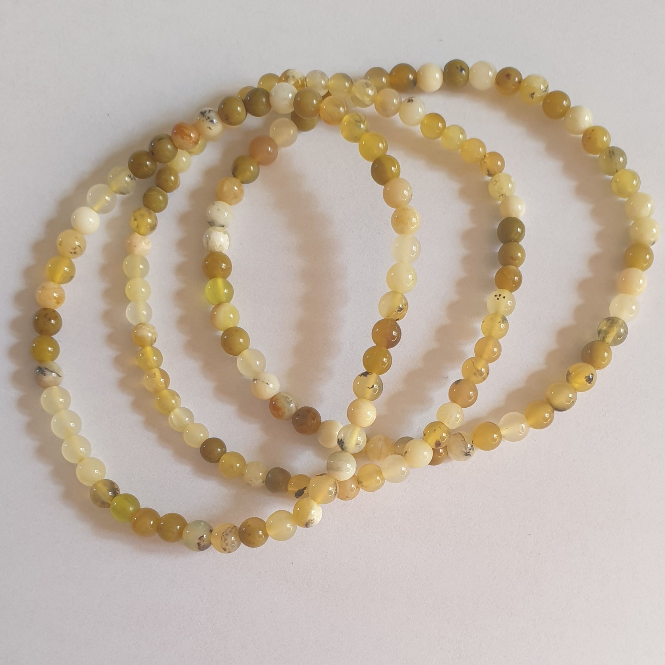Bracelet en opale sur fil élastique - 4mm