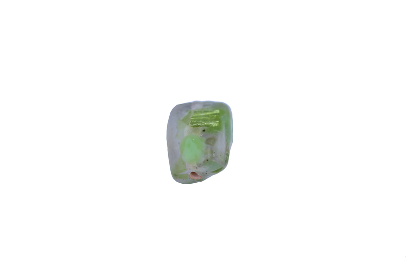 Perle en verre rectangulaire tordue- vert transparent mat et brillant