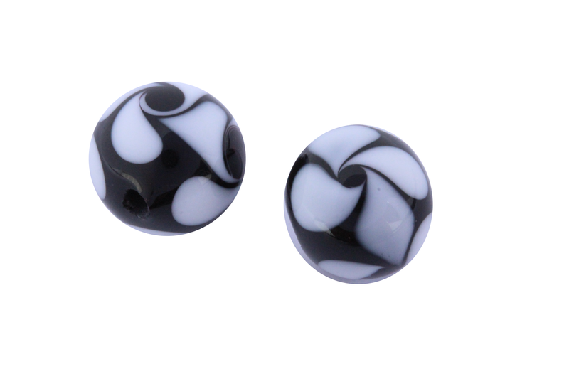 Perle en verre d'artisan -ronde - noir - spirales blanches