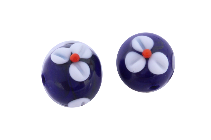 Perle en verre d'artisan -ronde - bleu - fleurs blanches