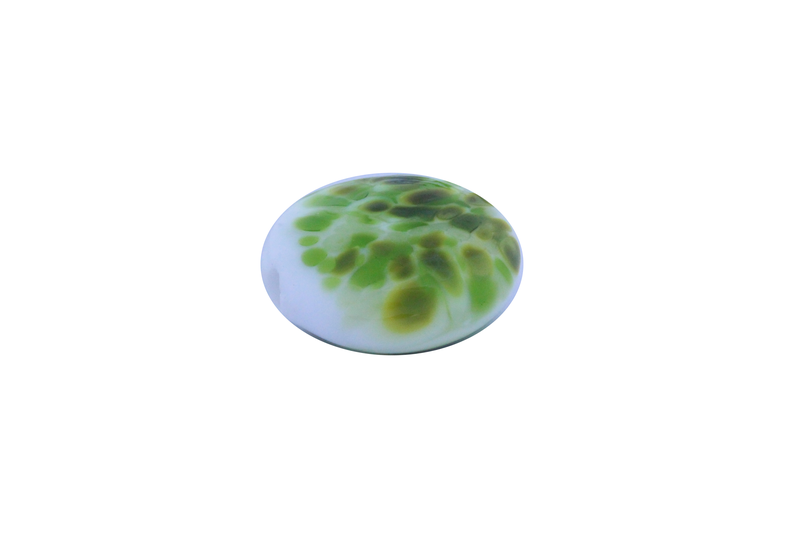 Perle en verre d'artisan -ronde en forme de roue - blanc - nuage de différents verts
