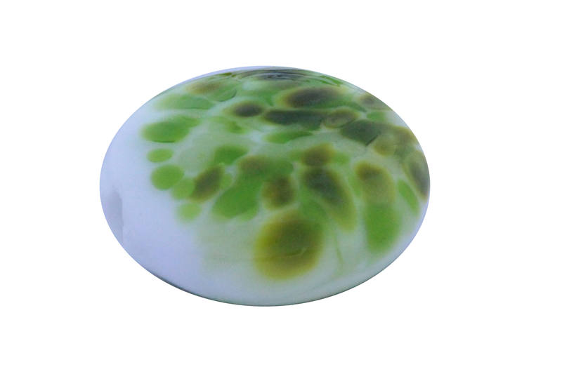 Perle en verre d'artisan -ronde en forme de roue - blanc - nuage de différents verts