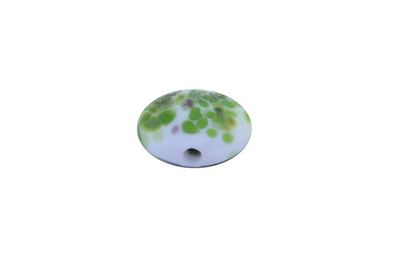 Perle en verre d'artisan -ronde en forme de roue - blanc - nuage de différents verts
