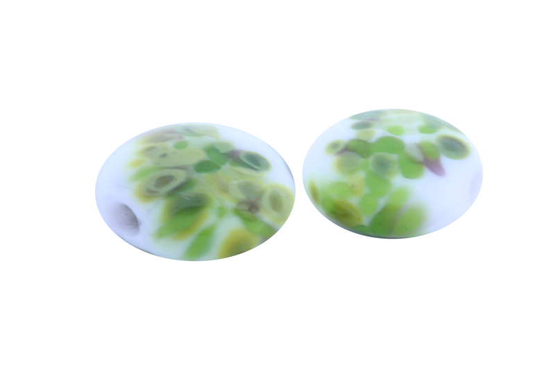 Perle en verre d'artisan -ronde en forme de roue - blanc - nuage de différents verts x 2