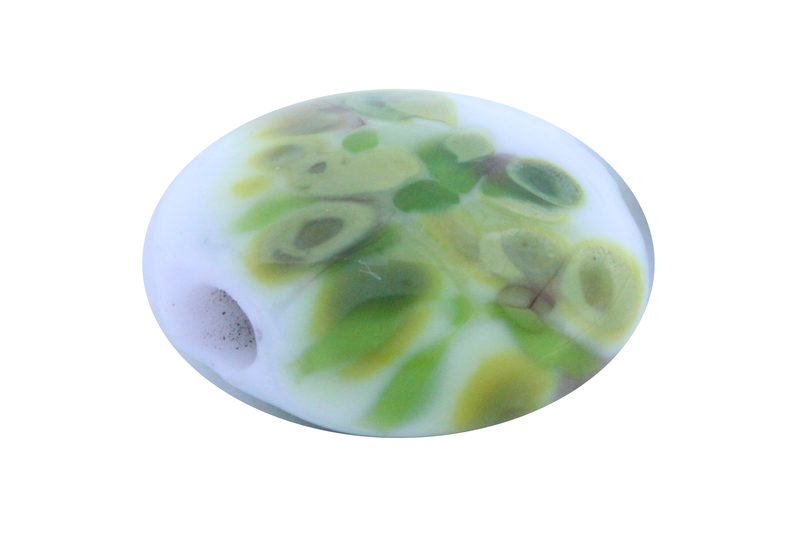 Perle en verre d'artisan -ronde en forme de roue - blanc - nuage de différents verts x 2