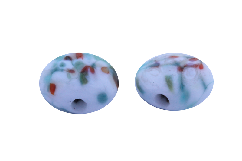 Perle en verre d'artisan -ronde en forme de roue - blanc - fleurs stylisés - vert / bleu /brun x2
