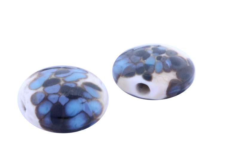Perle en verre d'artisan -ronde en forme de roue - blanc crème- nuages de bleu x2
