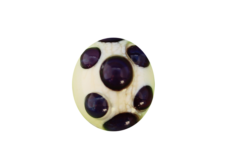 Perle en verre d'artisan - ronde - blanc - pois mauve x 2