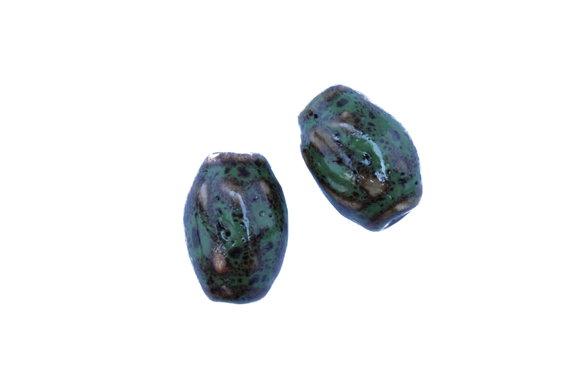 Perle en céramique - ovale - vert - tacheté brun