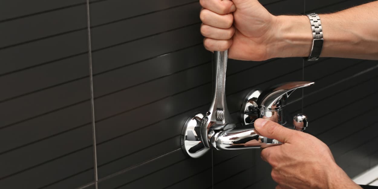 ¿Cuánto cobra un gasfiter por cambiar una llave de agua?