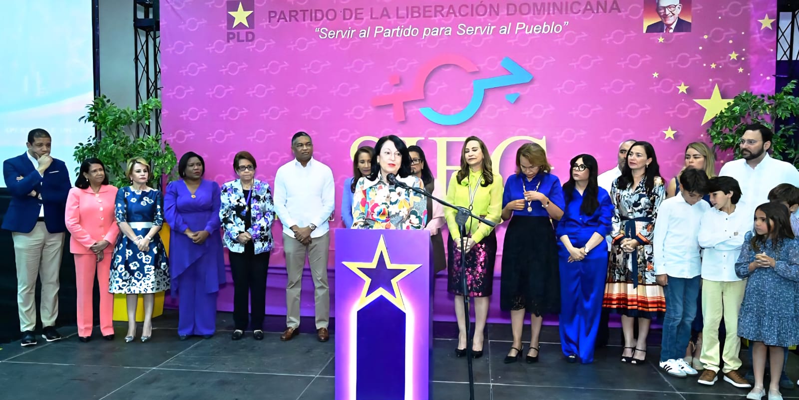 PLD otorga Medalla al Mérito Juan Bosch a Rosa Rita Álvarez por su lucha por la igualdad