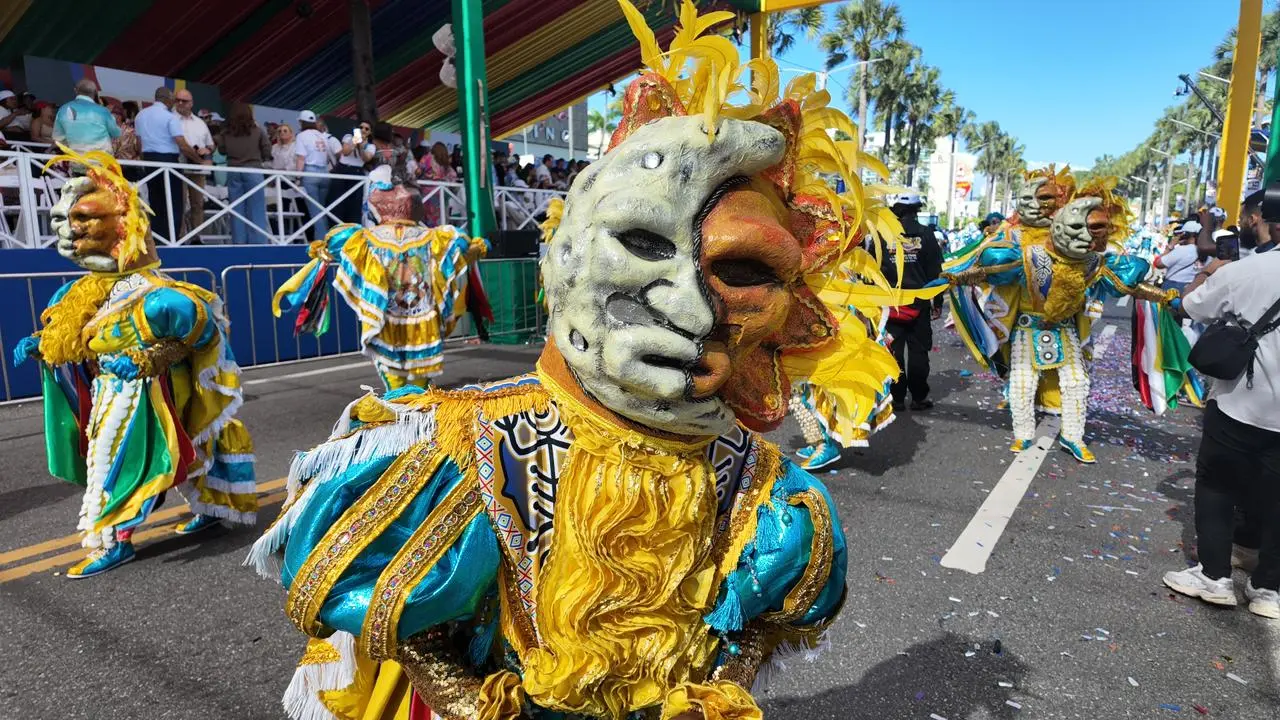 ¡Explosión de identidad! El Malecón de Santo Domingo se rinde ante el colorido del Desfile Nacional de Carnaval 2026.