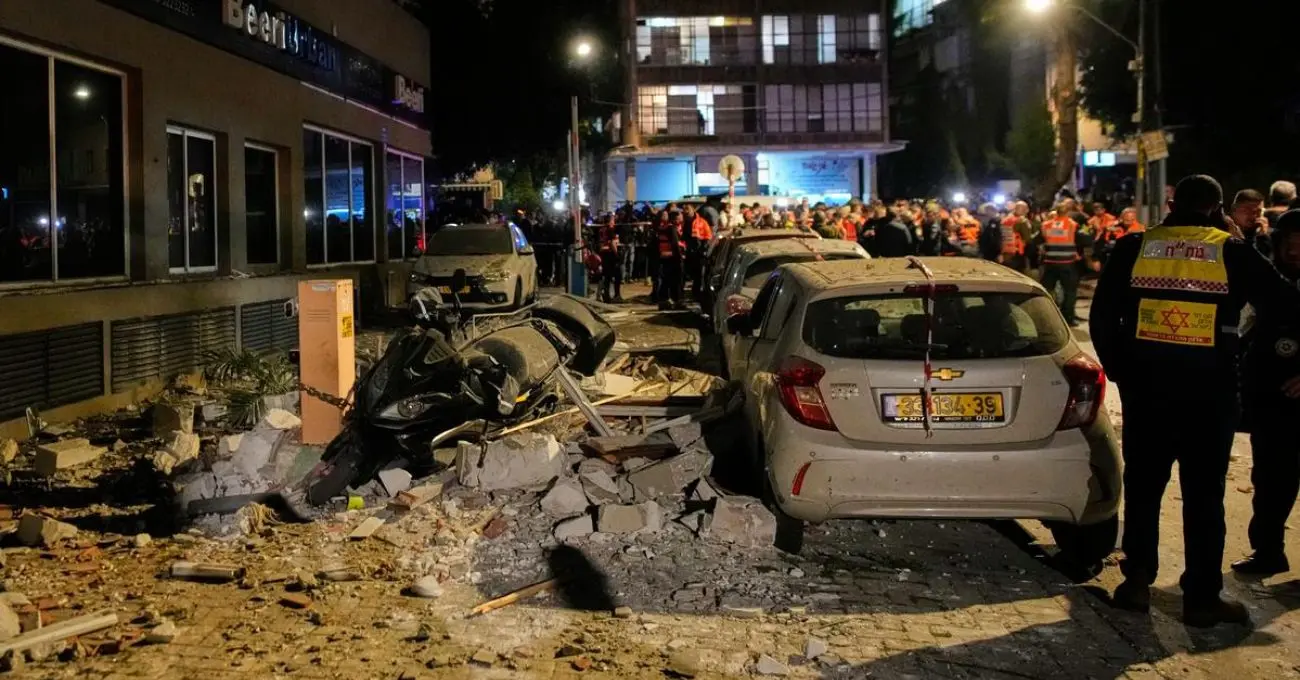 Irán bombardea Tel Aviv con misiles de racimo en represalia por Ali Larijani