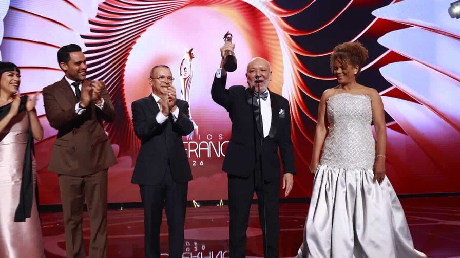 Jochy Santos corona su trayectoria con el máximo galardón de Acroarte y un firme llamado al respeto.