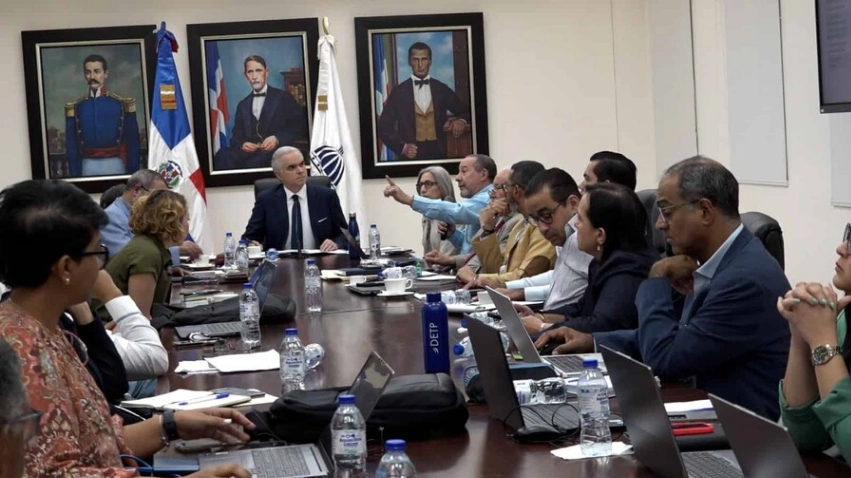 De Camps encabeza tercera reunión estratégica para garantizar apertura escolar sin contratiempos.