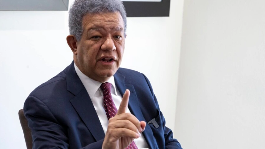 Leonel Fernández arremete contra el discurso de Abinader por alza de combustibles.