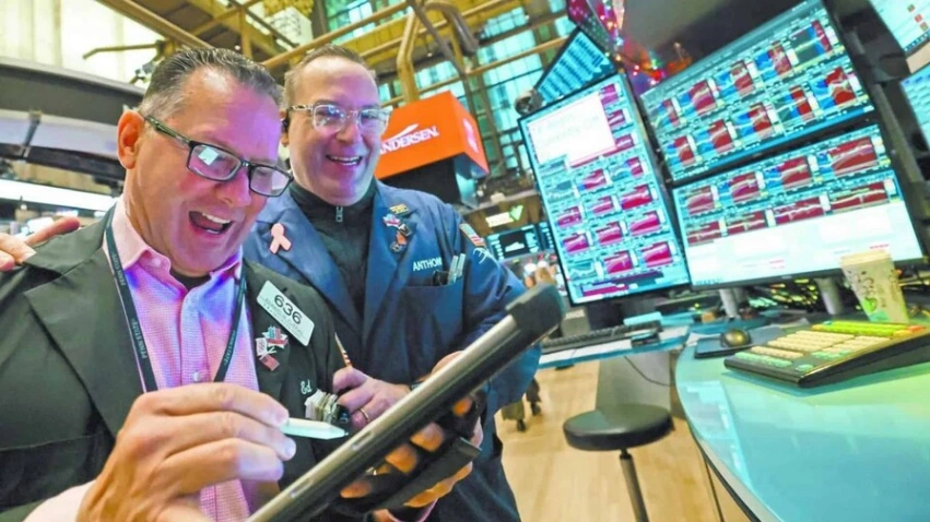 Wall Street rompe racha de pérdidas: El "efecto tregua" de Trump impulsa las acciones y frena el petróleo.