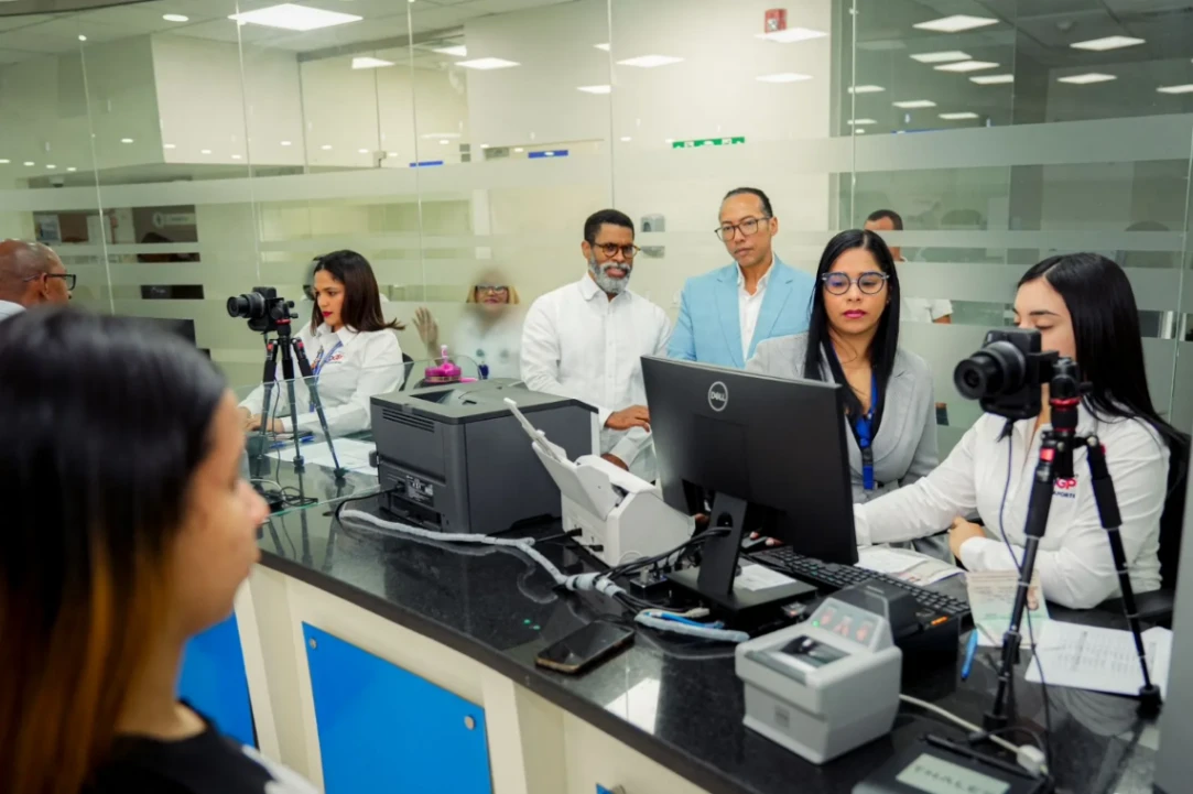 Alivio migratorio: Pasaportes extiende a dos años el plazo para cambiar al formato electrónico.