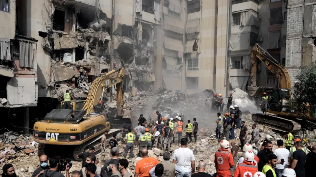 Irán ataca con municiones de racimo Doce heridos mientras Israel golpea el corazón industrial de Teherán.