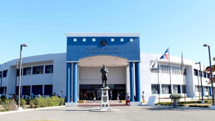 Fin de la informalidad laboral: Migración endurece requisitos para renovar permisos de trabajo.