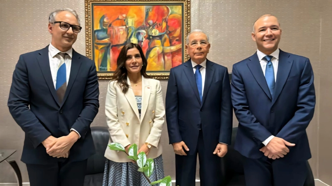 Encuentro de alto nivel en el PLD: Embajadora de EE. UU. y Danilo Medina analizan la democracia dominicana.