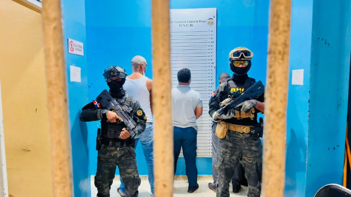 DNCD desmantela estructura interna en Las Américas tras decomiso de 180 paquetes de cocaína.