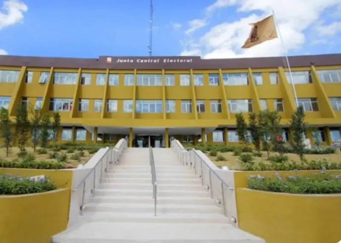 Intiman a la JCE: Exigen cortar el financiamiento público a partidos por opacidad financiera