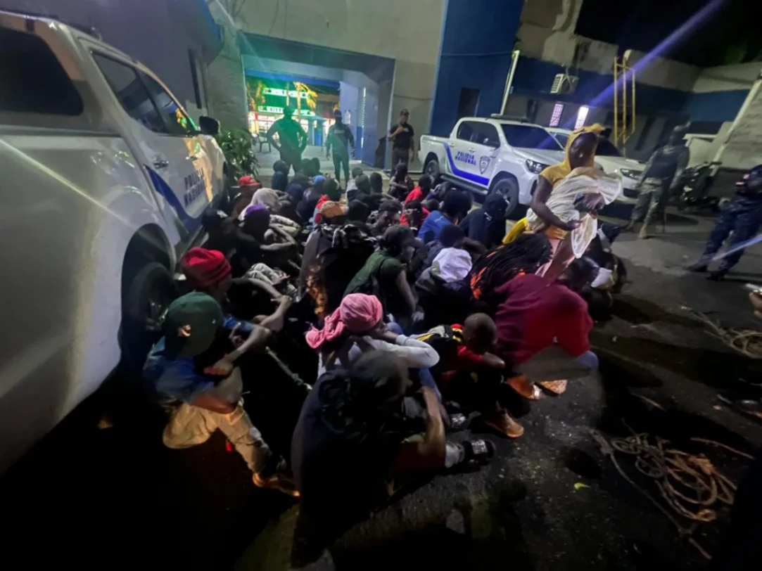 Golpe al tráfico humano en el Sur: Interceptan camión con 44 indocumentados en la circunvalación de Baní.