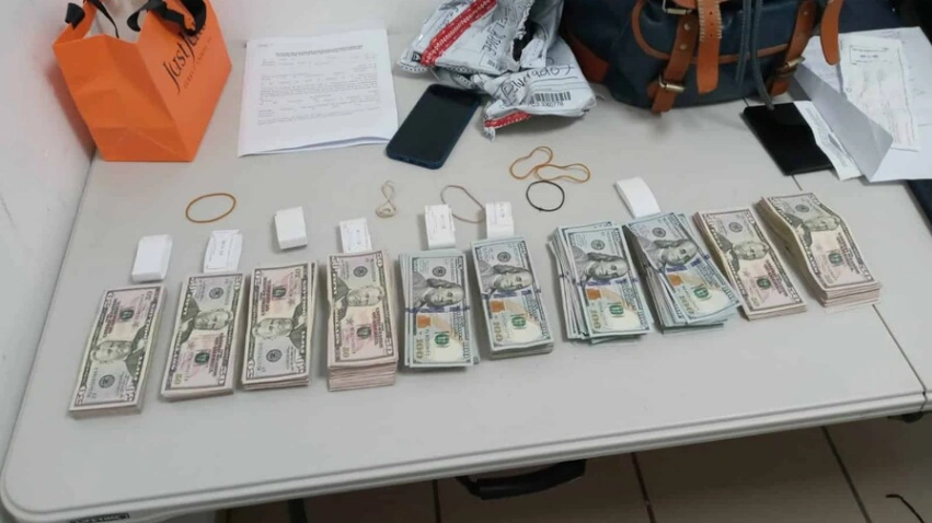 Aduanas asesta nuevo golpe al tráfico de divisas en el Aeropuerto del Cibao: USD 76 mil decomisados.