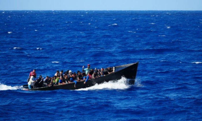 Guardia Costera de EE. UU. entrega a la Armada Dominicana a 54 haitianos y 6 dominicanos interceptados en alta mar.