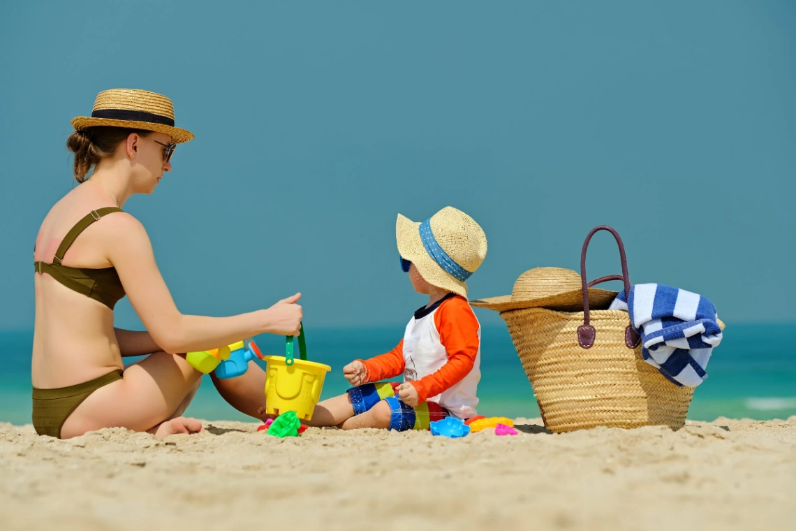 Guía de supervivencia para padres en Semana Santa: Cómo proteger a los bebés del sol y el calor.