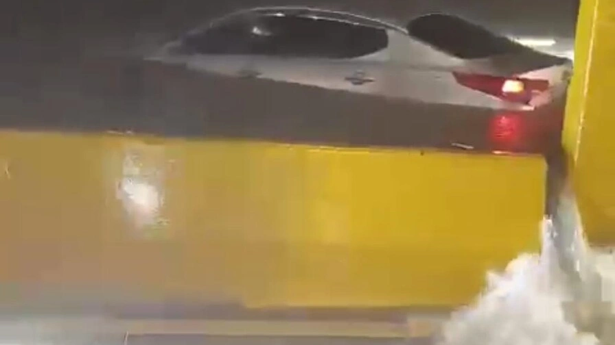 Caos vial en el Gran Santo Domingo: Río Lebrón se desborda y corta el paso en la Autopista Duarte.