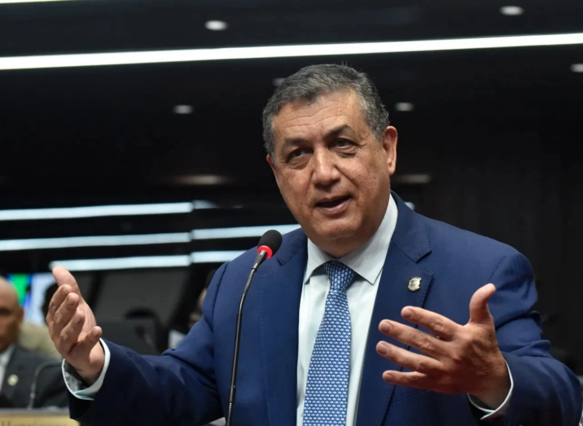 "El sacrificio no puede ser solo del pueblo": Gustavo Sánchez arremete contra pensiones "injustificadas".