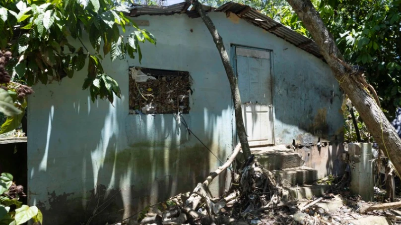 Bajo el lodo y la espera: 137 familias de Los Alcarrizos claman por auxilio tras crecida del arroyo Lebrón