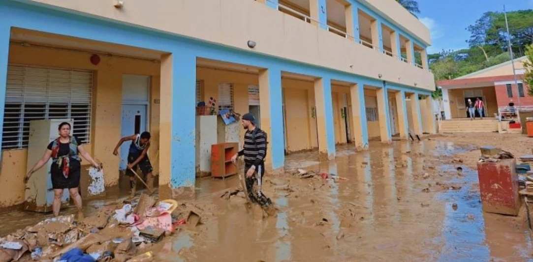 "Hambre bajo la lluvia": La crisis logística del INABIE que deja sin raciones a miles de estudiantes rurales