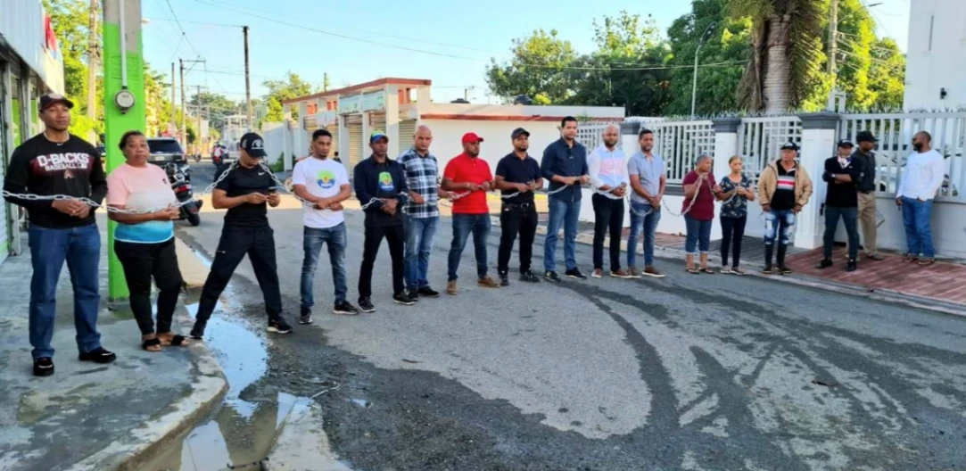 Bonao se encadena: Estalla protesta por incumplimiento de asfaltado en el barrio Máximo Gómez