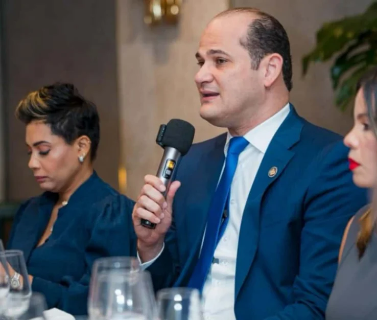 Adolfo Pérez detalla impacto del PAE en la reducción de la pobreza y anuncia licitaciones por RD$58,000 millones.