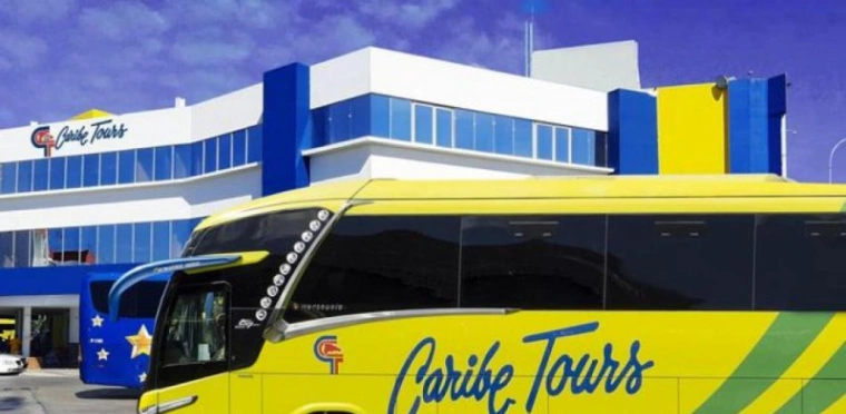 Caribe Tours sube pasajes mientras el Gobierno frena a Conatra