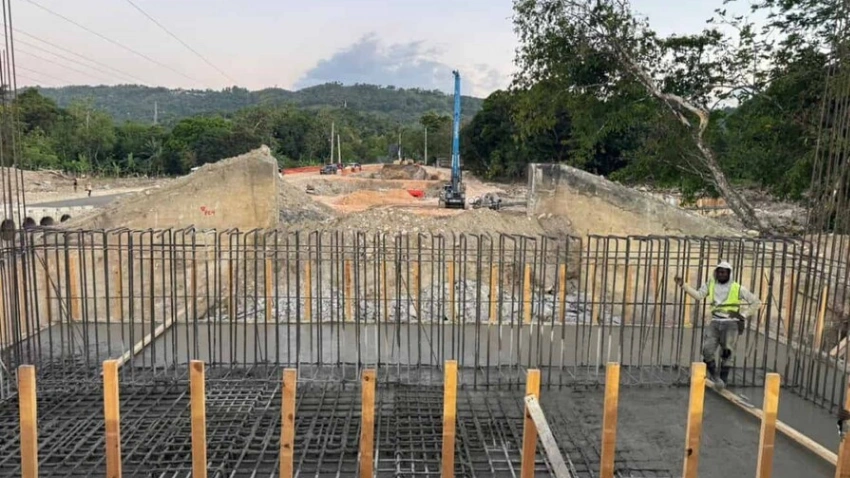 MOPC instala badén en Yásica para garantizar tránsito en la Carretera Turística mientras avanza puente definitivo