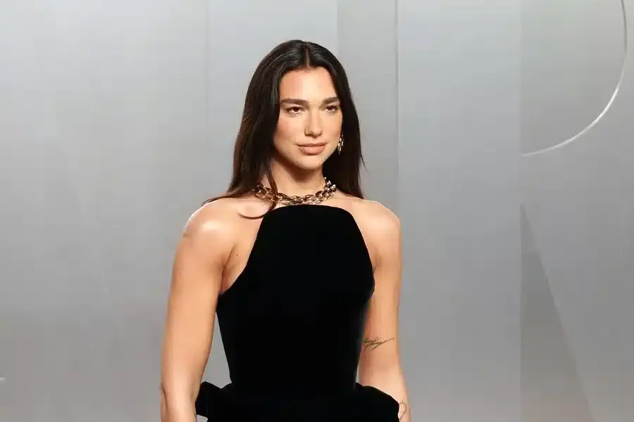 Batalla legal en el pop: Dua Lipa demanda a Samsung por US$15 millones
