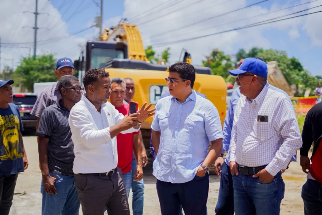Fellito Suberví encabeza jornada de saneamiento en Arroyo Hondo II bajo el programa "La CAASD te escucha"
