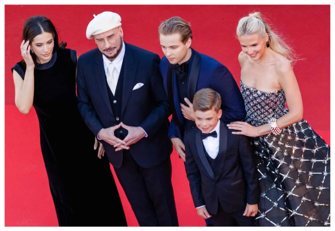 El Festival de Cannes otorga la Palma de Oro de honor a John Travolta en el debut de su ópera prima