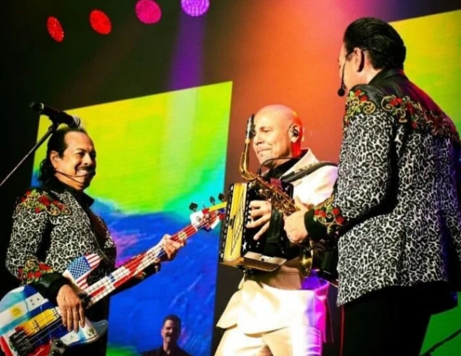 Fusión histórica en la Feria Ganadera: El Prodigio y Los Tigres del Norte unen el merengue típico y el corrido mexicano en Santo Domingo