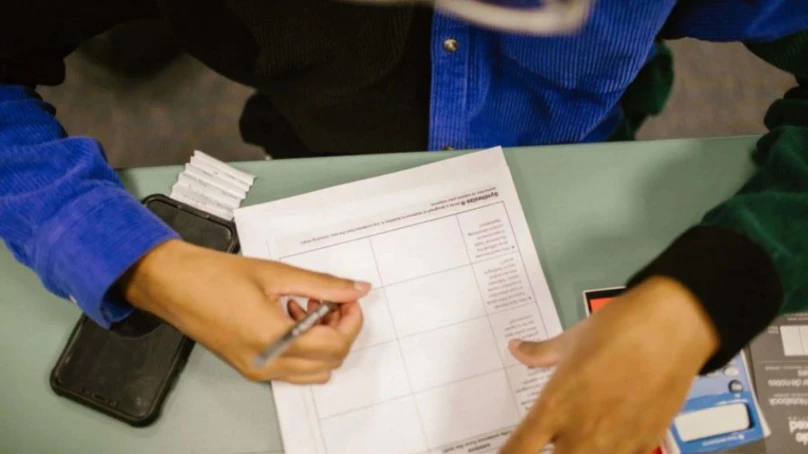 Éxito docente bajo sospecha estadística: El 83.5% de los maestros logra notas sobresalientes en pleno debate sobre la calidad educativa
