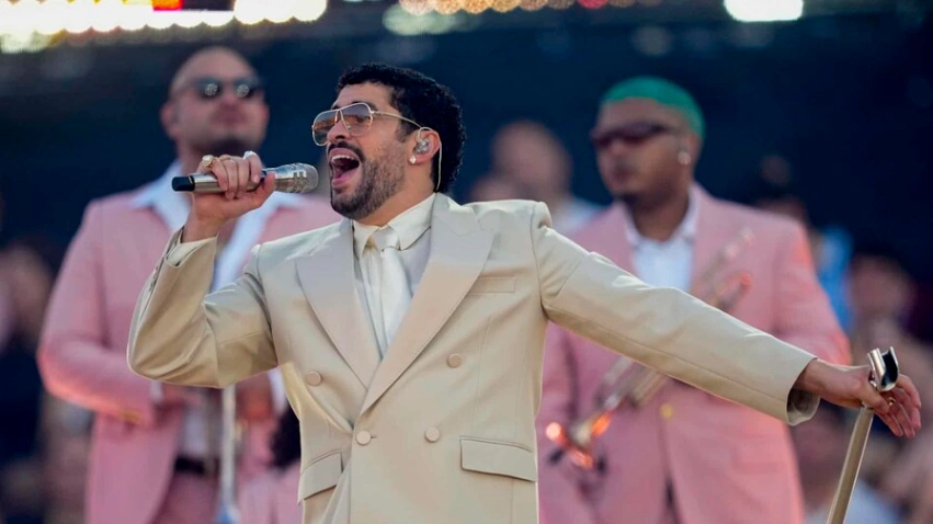 Bad Bunny arranca su gira europea en el Estadi Olímpic con la presentación de "Debí tirar más fotos"