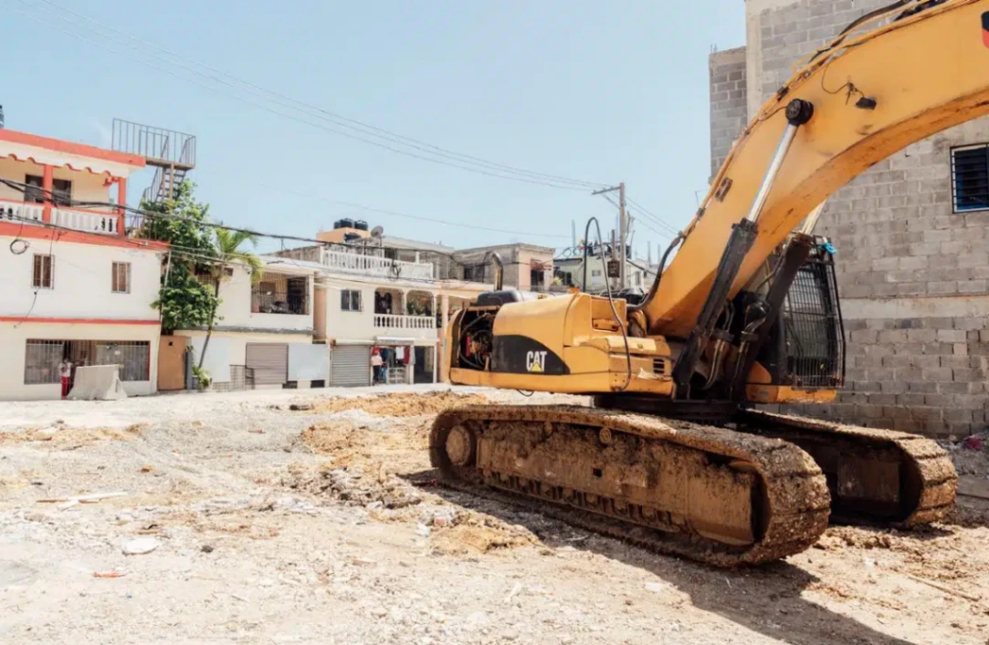 MIVHED avanza el proyecto vial "Los Praditos se Conecta": Culminan demoliciones en sectores clave del Distrito Nacional